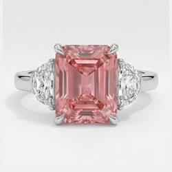Anello a tre pietre in platino con zaffiro Padparadscha naturale da 3,6 carati taglio radiant e mezze lune bianche