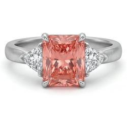 Anello a tre pietre con autentico zaffiro Padparadscha da 2,9 carati taglio radiant e pietre taglio trilliant bianche in oro 14 carati