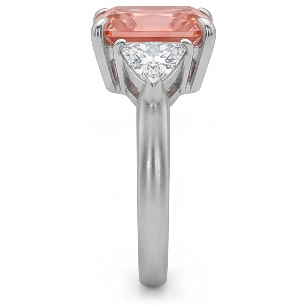 Anello a tre pietre con autentico zaffiro Padparadscha da 2,9 carati taglio radiant e pietre taglio trilliant bianche in oro 14 carati