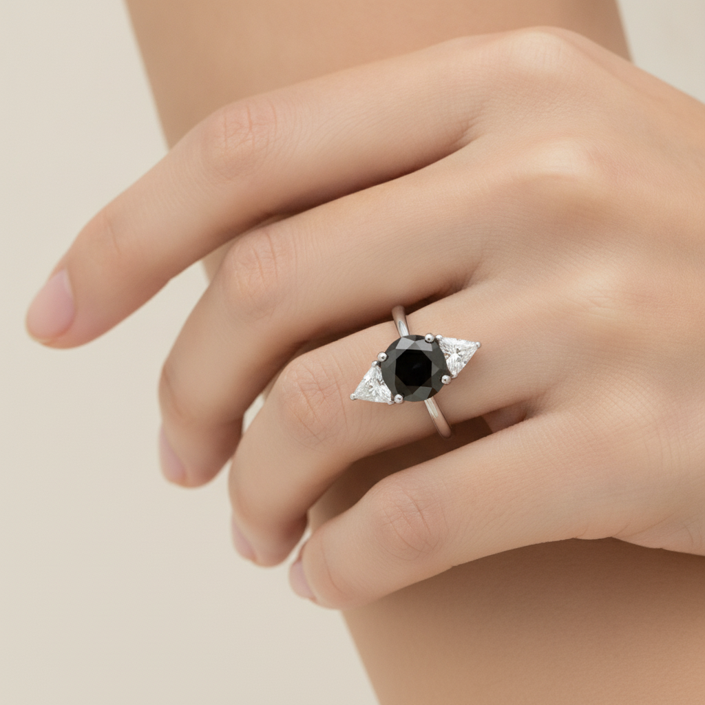 Saldi Venerdì Nero: Anello di Fidanzamento a Tre Pietre con Diamante Rotondo Naturale da 3,6 Carati e Taglio Trilliant in Oro Bianco 14 Carati