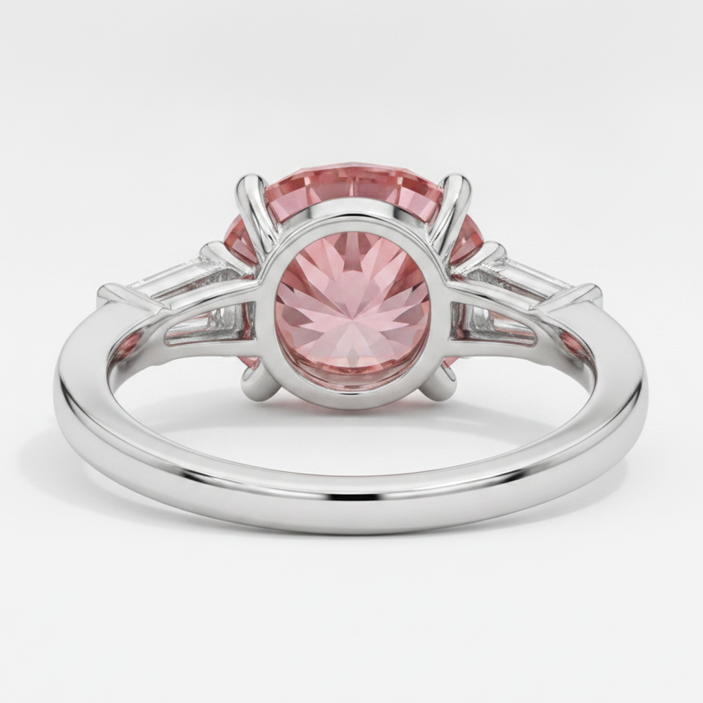 Anello a tre pietre in platino con zaffiro Padparadscha autentico rotondo da 3,1 carati e baguette bianche