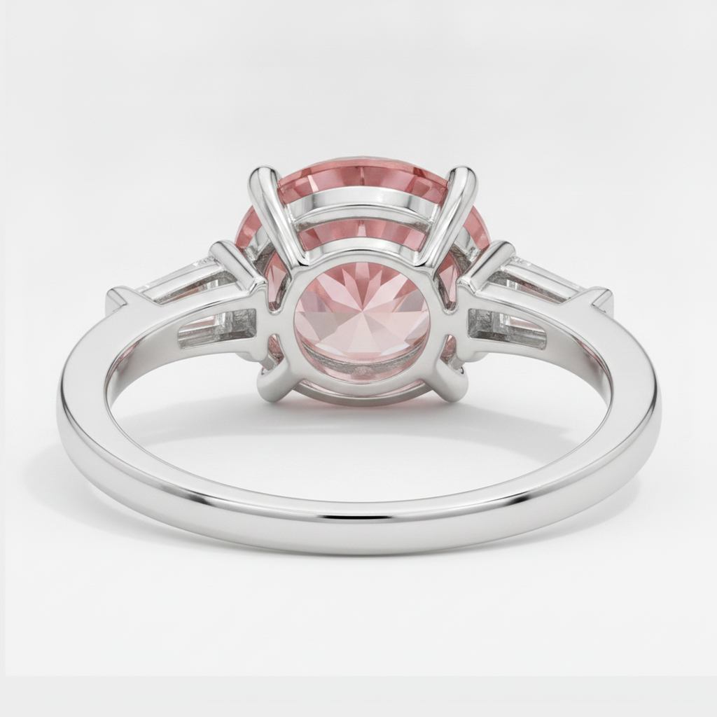 Anello a tre pietre in platino con zaffiro Padparadscha autentico rotondo da 3,1 carati e baguette bianche