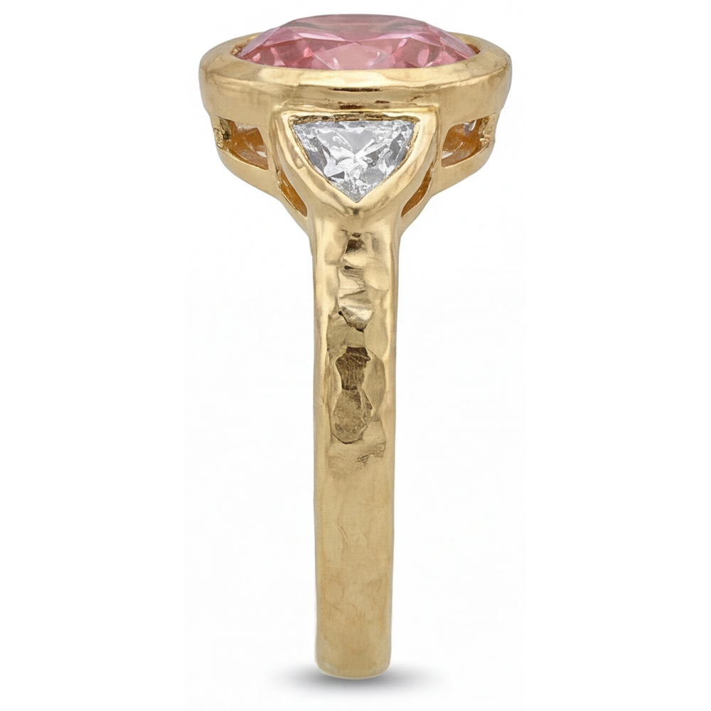 Anello Padparadscha a Tre Pietre con Zaffiro Naturale Rotondo da 2,6 Carati e Trilliant Bianchi, Lunetta in Oro Giallo 14K