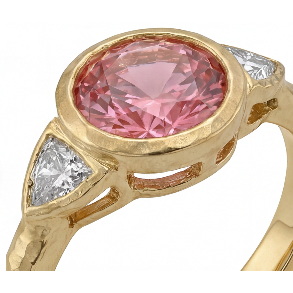 Anello Padparadscha a Tre Pietre con Zaffiro Naturale Rotondo da 2,6 Carati e Trilliant Bianchi, Lunetta in Oro Giallo 14K