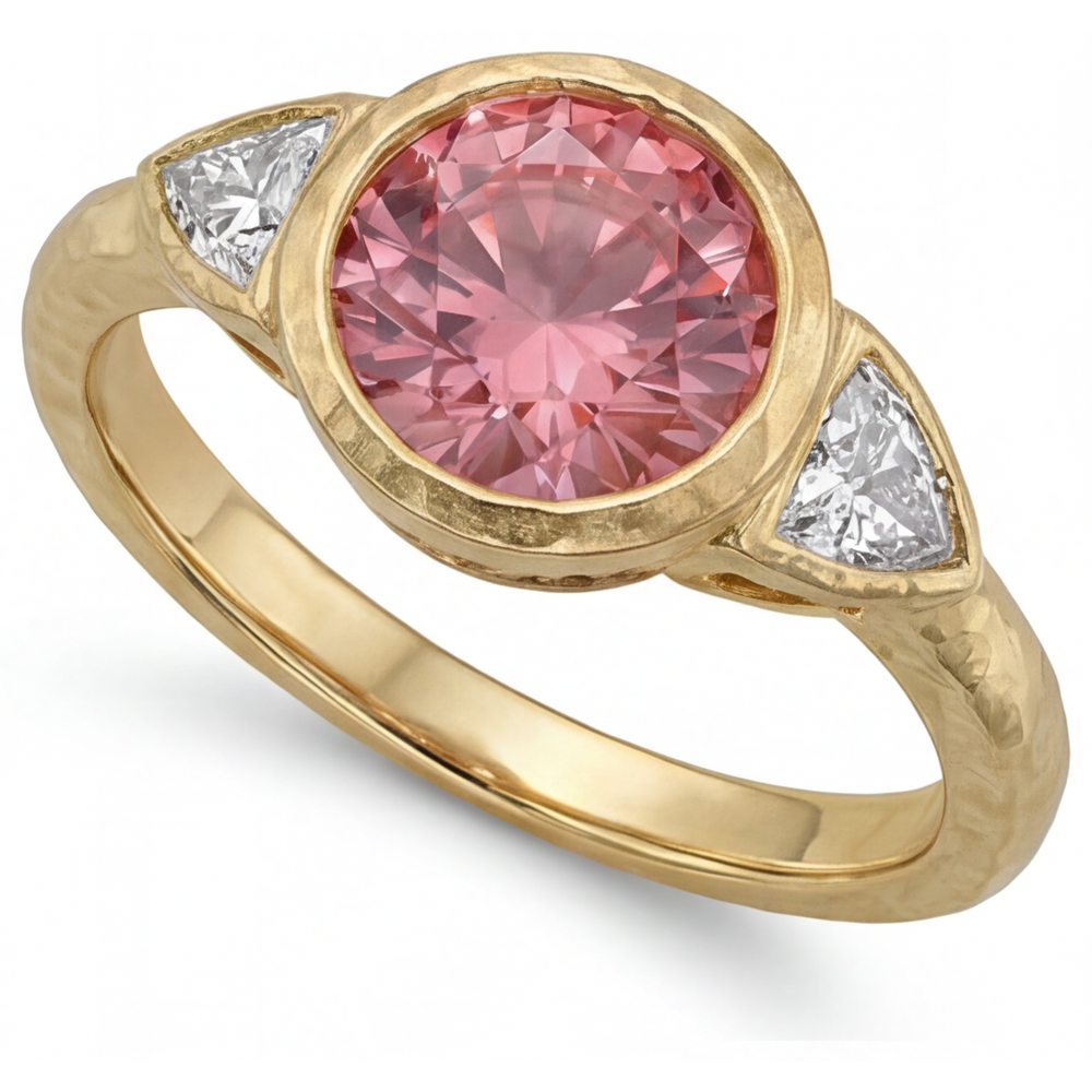 Anello Padparadscha a Tre Pietre con Zaffiro Naturale Rotondo da 2,6 Carati e Trilliant Bianchi, Lunetta in Oro Giallo 14K