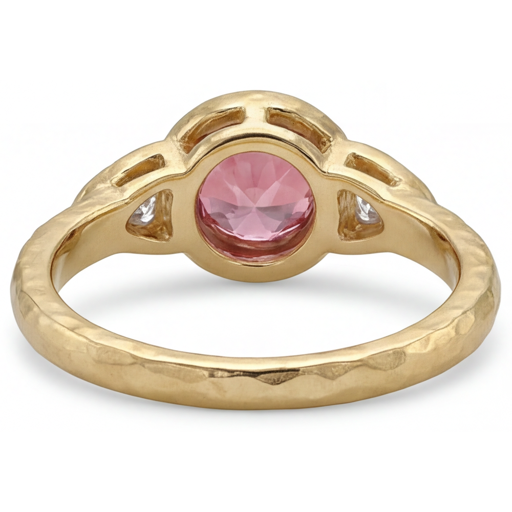 Anello Padparadscha a Tre Pietre con Zaffiro Naturale Rotondo da 2,6 Carati e Trilliant Bianchi, Lunetta in Oro Giallo 14K