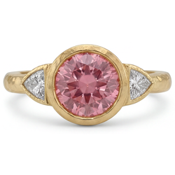 Anello Padparadscha a Tre Pietre con Zaffiro Naturale Rotondo da 2,6 Carati e Trilliant Bianchi, Lunetta in Oro Giallo 14K