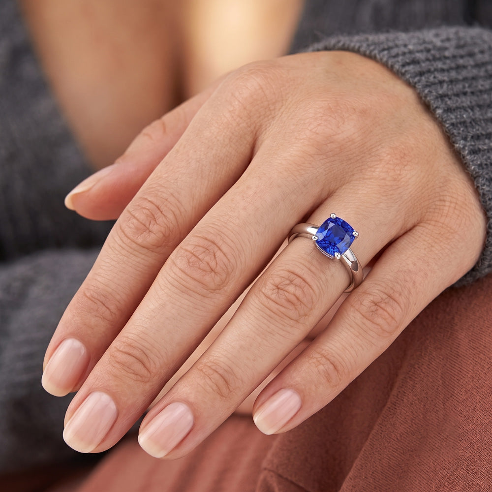 solitario di fidanzamento con zaffiro blu da 1,50 carati e stelo spesso in oro bianco 14K
