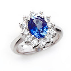 A forma di fiore con zaffiro blu da 3,60 carati e diamante in oro bianco 14 carati