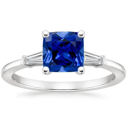 Anello 3 pietre con zaffiri a cuscino blu e diamanti baguette 2.75 carati Nuovo