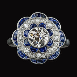 Anello Halo con diamanti a taglio antico e zaffiri blu stile fiore 4.50 carati