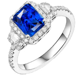 Anello Halo con zaffiro blu da 4,50 carati e accenti di diamanti 3 pietre