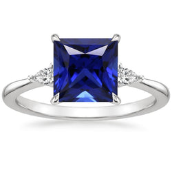 Anello a tre pietre con zaffiro blu principessa e diamanti a pera 5.25 carati
