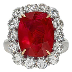 Anello anniversario 7 carati con rubini a cuscino e diamanti tondi