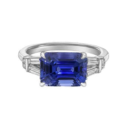 Anello baguette e diamanti rotondi con zaffiro di Ceylon taglio smeraldo 2.50 carati