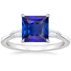 Anello con 3 pietre di diamanti. zaffiro blu principessa e baguette 5.50 carati