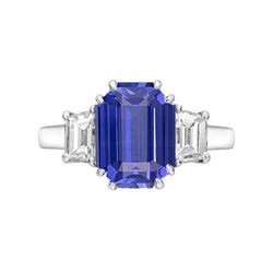 Anello con 3 pietre di smeraldo e diamante trapezoidale con zaffiro di Ceylon 3 carati