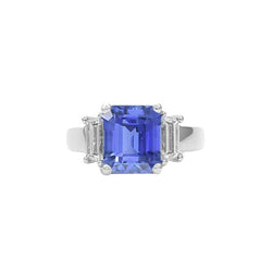 Anello con 3 pietre di zaffiro azzurro taglio smeraldo 2 carati in oro bianco