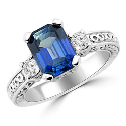 Anello con 3 pietre di zaffiro blu taglio smeraldo e diamante. oro 2.50 carati