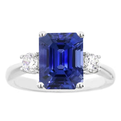 Anello con 3 pietre preziose. smeraldo. zaffiro di Ceylon e diamanti. 4.50 carati