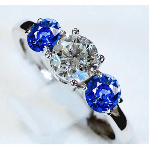 Anello con 3 pietre. diamante e zaffiro blu. 3.50 carati. incastonato a cattedrale - harrychadent.it