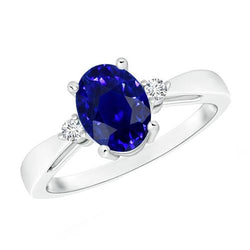 Anello con 3 pietre. zaffiro blu ovale e diamante. gambo affusolato da 4.75 carati