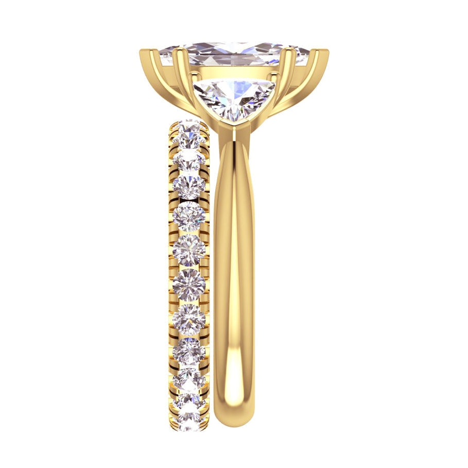 Anello di fidanzamento con 3 pietre incastonate al centro Marquise con due anelli Trilliants e fascia di diamanti tonda abbinata in oro giallo