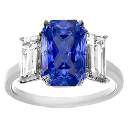 Anello con 3,50 carati Radiant Deep Blue Sapphire e Baguette Diamond 3 Stone