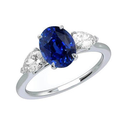 Anello con Zaffiro Blu Profondo Ovale 3 Carati e Diamante Pera Tre Pietre