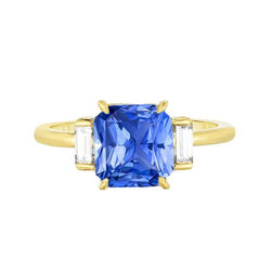 Anello con Zaffiro Blu Radiante Carati 2.50 e Diamanti Baguette 3 Pietre
