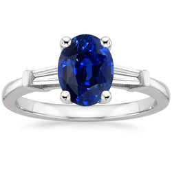 Anello con Zaffiro Ceylon Ovale 3 Carati e Diamanti Baguette Tre Pietre