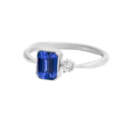 Anello con castone con diamanti rotondi incastonato con zaffiro blu. gambo affusolato da 1.75 carati