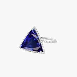 Anello con diamante Halo a forma di trilioni di zaffiro blu profondo 4 carati
