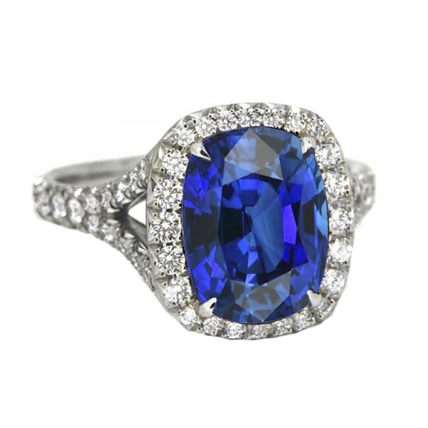 Anello con diamante ovale con zaffiro blu Halo 5.50 carati con gambo diviso pavé - harrychadent.it