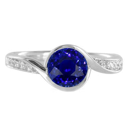 Anello con diamante rotondo e zaffiro blu con gambo in oro stile bypass da 2.50 carati