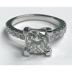 Anello con diamanti taglio principessa da 3.50 carati con accenti in oro bianco 14K