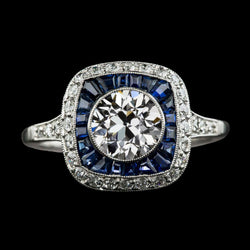 Anello con doppio alone di diamanti di taglio antico e zaffiri trapezoidali 4.50 carati