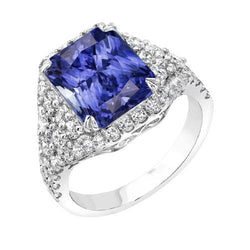 Anello con gemma di zaffiro da 4,50 carati e pavé di più fili di diamanti incastonati con gambo