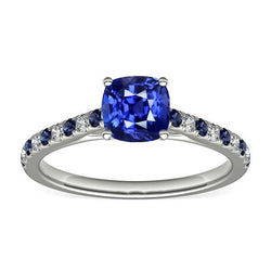 Anello con gemme a cuscino. zaffiro blu rotondo e diamanti 2.50 carati