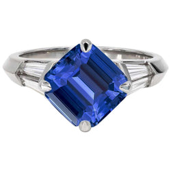 Anello con gemme di smeraldo. zaffiro di Ceylon. diamante baguette affusolato da 6 carati