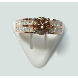 Anello con pietra preziosa rotonda marrone champagne con diamanti in oro rosa 2,5 carati 14K