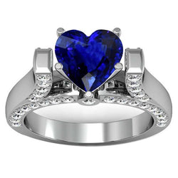 Anello con pietre preziose a taglio cuore. zaffiro dello Sri Lanka. diamanti da 4 carati