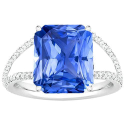 Anello con pietre preziose. zaffiro blu radiante con gambo diviso. diamante rotondo 5 carati