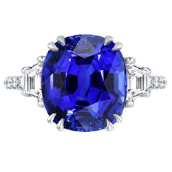 Anello con pietre preziose. zaffiro ovale. trapezio e pavé di diamanti 5.50 carati