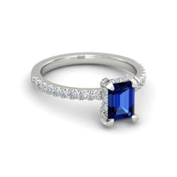 Anello con smeraldo 3 carati incastonato e zaffiro di Ceylon tondo con diamanti in oro bianco 14K