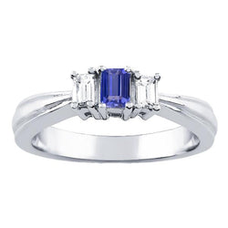 Anello con smeraldo. diamante e zaffiro di Ceylon. 3 pietre. 2 carati. gambo affusolato