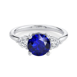 Anello con tre diamanti rotondi in zaffiro blu profondo con tre pietre. gioielli da 2.50 carati