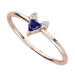 Anello con tre pietre Trilioni di zaffiri blu 0.75 carati Gioielli in oro rosa