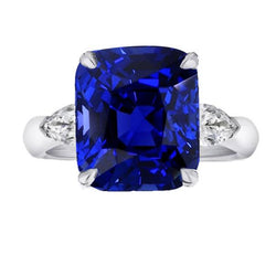 Anello con tre pietre con zaffiro blu 4 carati e diamanti pera