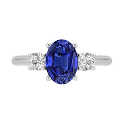 Anello con tre pietre di diamanti. gioielli con zaffiro ovale dello Sri Lanka da 4.75 carati